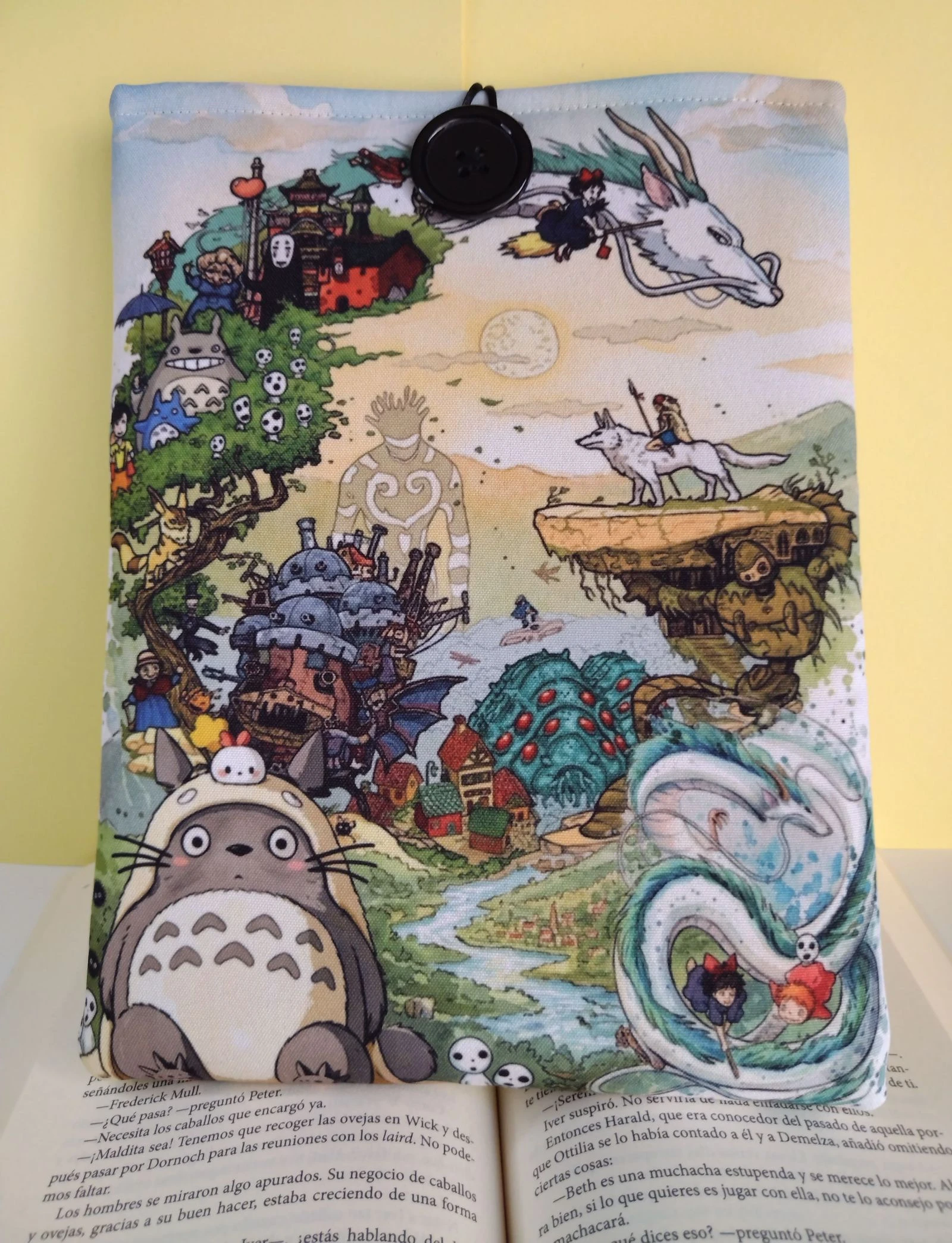 Funda literaria acolchada para libros o tablets - Studio Ghibli y Totoro. Hecho a mano.
